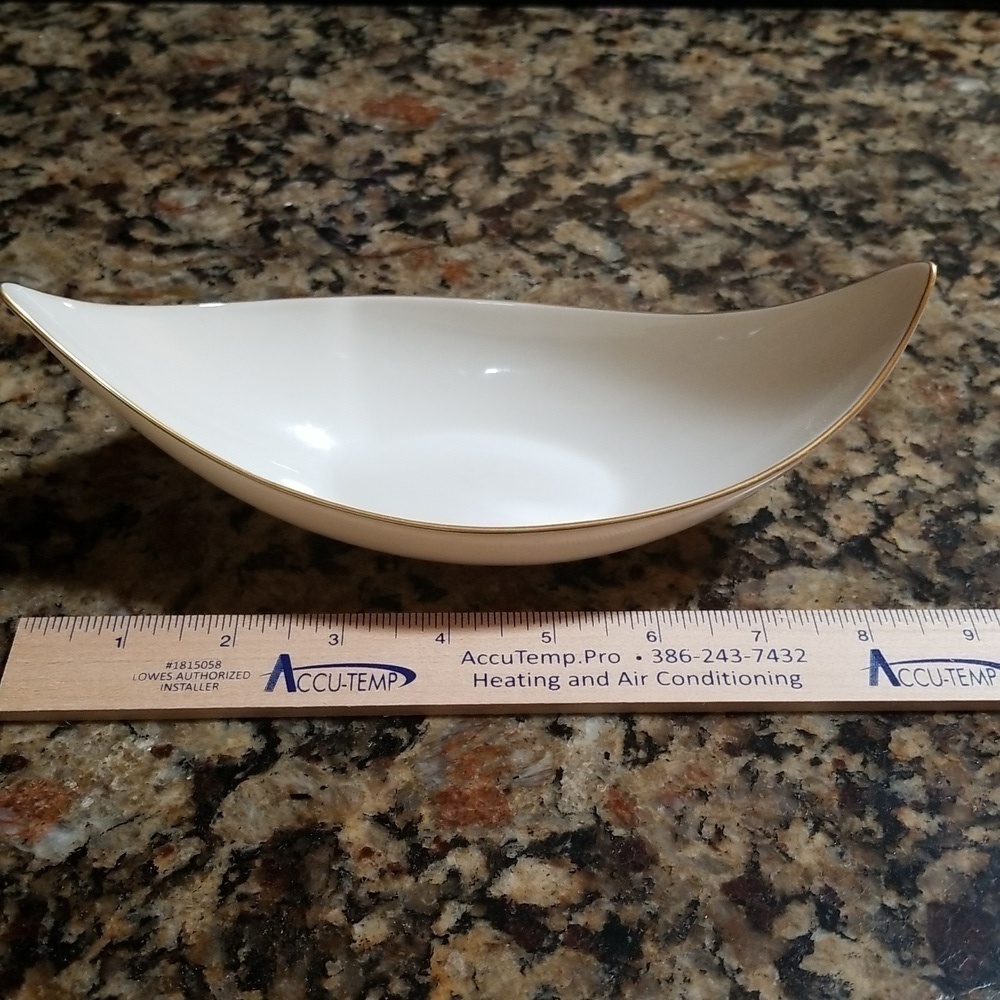 Lenox gold trimmed oblong 8 inche bowl - Picture 5 of 5
